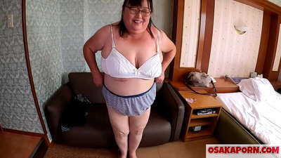 Семіз жапон анасы үлкен сиськилерін көрсетіп, секс-ойыншықты ұнатады. 51 жастағы азиялық ана өзінің жыныстық тәжірибесі туралы айтады. Юкико 1 OSAKAPORN майлы милф